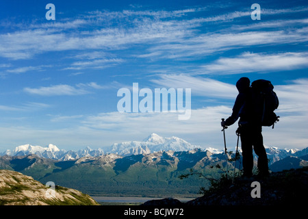 Weibliche Backpacker ist Silhouette gegen Mt.McKinley und Alaska, Denali State Park Yunan Alaska Sommer Stockfoto