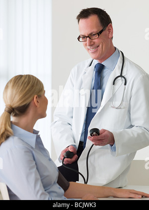 Arzt mit Patienten sitzen Stockfoto