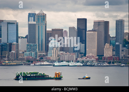 Die Stadt Seattle liegt an der Elliott Bay im Puget Sound-Bereich des westlichen Washington. Fähren und Schlepper ply den Gewässern. Stockfoto