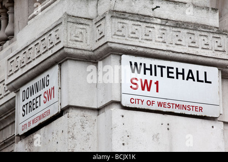 Die Straßenschilder an der Ecke Whitehall und Downing Street in London Stockfoto