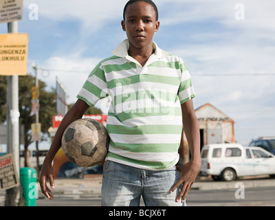 Afrikanische Teenager mit Fußball Stockfoto