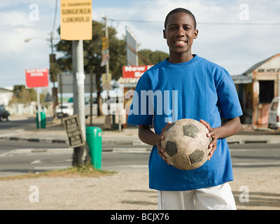 Afrikanische Teenager mit Fußball Stockfoto