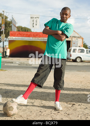 Afrikanische Teenager mit Fußball Stockfoto