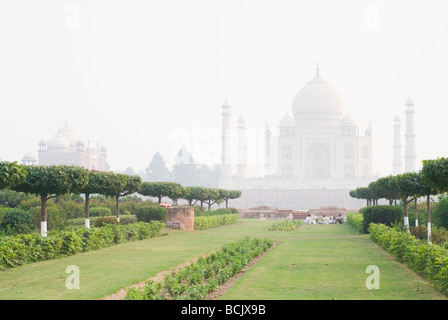 Indische Ureinwohner ruhen Mehtab Bagh (Moonlight Garden), über den Fluss Yamuna aus dem berühmten Taj Mahal Palast. Stockfoto