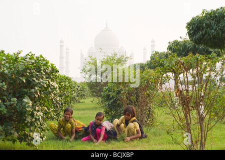 Gebürtige Inderinnen arbeitest du Mehtab Bagh (Moonlight Garden), über den Fluss Yamuna aus dem berühmten Taj Mahal Palast. Stockfoto