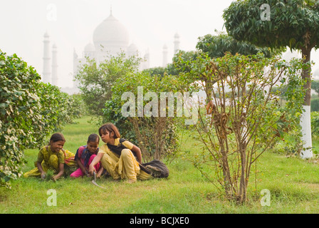 Gebürtige Inderinnen arbeitest du Mehtab Bagh (Moonlight Garden), über den Fluss Yamuna aus dem berühmten Taj Mahal Palast. Stockfoto