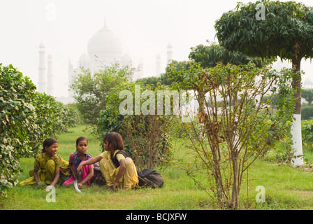 Gebürtige Inderinnen arbeitest du Mehtab Bagh (Moonlight Garden), über den Fluss Yamuna aus dem berühmten Taj Mahal Palast. Stockfoto