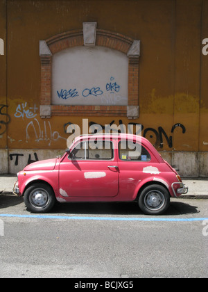 alten hell rosa Fiat 500 in Rom Italien Stockfoto