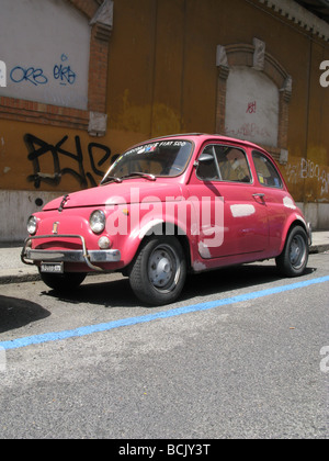 alten hell rosa Fiat 500 in Rom Italien Stockfoto