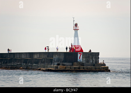 Ogden Point, Victoria, Britisch-Kolumbien, Kanada. Die Wellenbrecher endet am Leuchtturm und die Einfahrt zum Innenhafen. Stockfoto