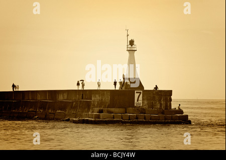 Ogden Point, Victoria, Britisch-Kolumbien, Kanada. Die Wellenbrecher endet am Leuchtturm und die Einfahrt zum Innenhafen. Stockfoto