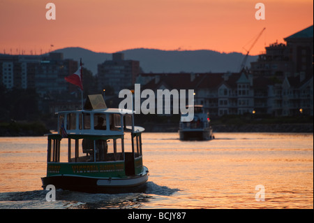 In den inner Harbour von Victoria, BC Wasser taxis oder Fähren Center Touristen herum zu verschiedenen Sehenswürdigkeiten und Unterkünfte. Stockfoto