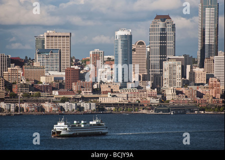 Die Stadt Seattle liegt an der Elliott Bay im Puget Sound-Bereich des westlichen Washington. Fähren und Schlepper ply den Gewässern. Stockfoto