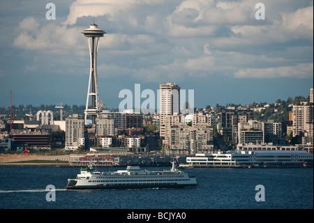 Skyline von Seattle, Washington. Die Space Needle ist ein Wahrzeichen von der Welten Fair. Ein Superferry macht seinen Weg in Cole Mann dock Stockfoto