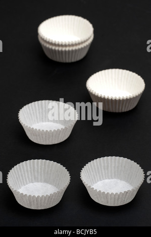 White Paper Kuchen Brötchen Fällen Stockfoto