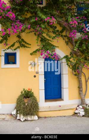 Ferienhäuser und Ferienwohnungen mit Trauerweiden im Dorf Assos auf der griechischen Insel Kefalonia Griechenland GR bedeckt Stockfoto