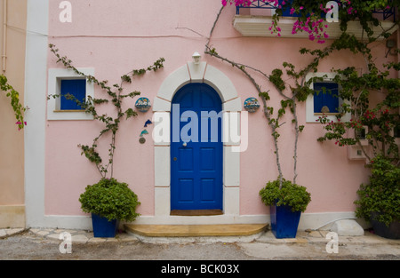 Ferienhäuser und Ferienwohnungen mit Trauerweiden im Dorf Assos auf der griechischen Insel Kefalonia Griechenland GR bedeckt Stockfoto