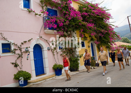 Ferienhäuser und Ferienwohnungen mit Trauerweiden im Dorf Assos auf der griechischen Insel Kefalonia Griechenland GR bedeckt Stockfoto