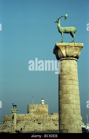 Rhodischen Hirsch Statuen bewacht Mandraki Hafen Rhodos Griechenland - vertikal Stockfoto