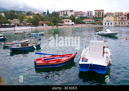Blick über Hafen mit Blick auf Ferienhäuser und Ferienwohnungen in Dorf Assos auf der griechischen Insel Kefalonia Griechenland GR Stockfoto