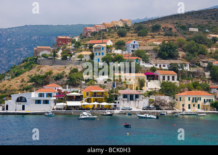 Blick über Hafen mit Blick auf Ferienhäuser und Ferienwohnungen in Dorf Assos auf der griechischen Insel Kefalonia Griechenland GR Stockfoto