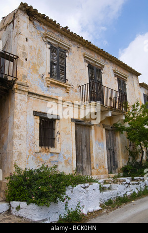 Außenseite der Häuser links verlassenen und verfallenen nach Erdbeben 1953 im Dorf Assos auf griechischen Insel von Kefalonia Griechenland GR Stockfoto