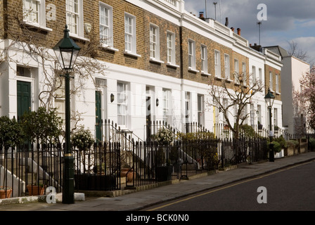 Bramerton Street Chelsea, London SW3 Reihenhäuser typische Terrasse von Familienhäusern England. HOMER SYKES AUS DEN 2008 2000ER JAHREN Stockfoto