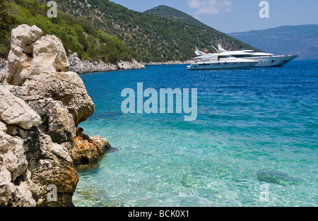 Luxus-Kreuzfahrtschiffe vor Anker Antisamos Strand in der Nähe von Sami auf der griechischen Insel Kefalonia Griechenland GR Stockfoto