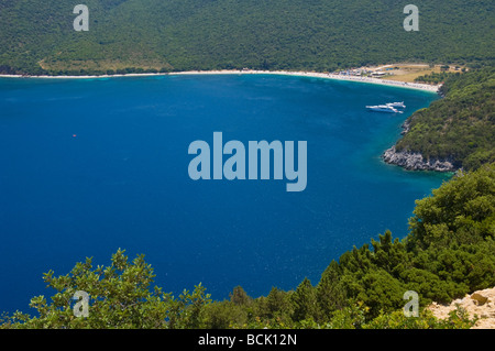 Blick über Antisamos Strand mit Luxus-Kreuzfahrtschiffe vor Anker in der Nähe von Sami auf der griechischen Insel Kefalonia Griechenland GR Stockfoto