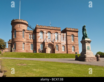 Statue von Inverness Castle und Flora MacDonald Schottland, Vereinigtes Königreich Stockfoto