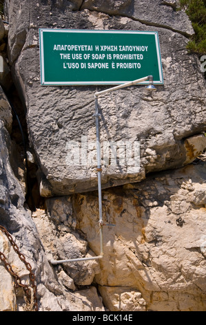 Zweisprachig Griechisch Englisch anmelden grundlegende Dusche am Antisamos Beach in der Nähe von Sami auf der griechischen Insel Kefalonia Griechenland GR Stockfoto