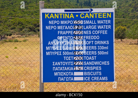 Zweisprachig Griechisch Englisch melden Sie für Snack-Bar am Strand von Antisamos in der Nähe von Sami auf der griechischen Insel Kefalonia Griechenland GR Stockfoto