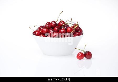 Nahaufnahme von roten Kirschen in einer Schüssel weiß Stockfoto