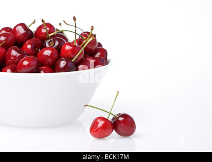 Nahaufnahme von roten Kirschen in einer Schüssel weiß Stockfoto