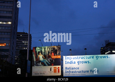 Große Platten werben für Immobilien und Infrastruktur entlang der Marine Drive in Mumbai (Bombay), Indien Stockfoto