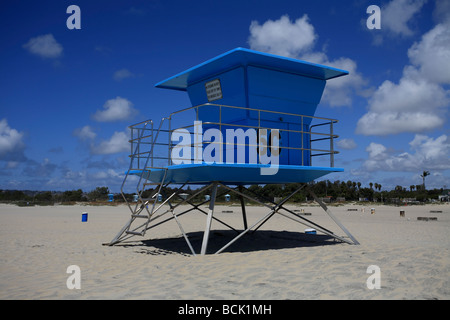 Blaue Rettungsschwimmer stehen auf Coronado Strand mit kostenlosen blauen Himmel und flauschige Wolken Stockfoto