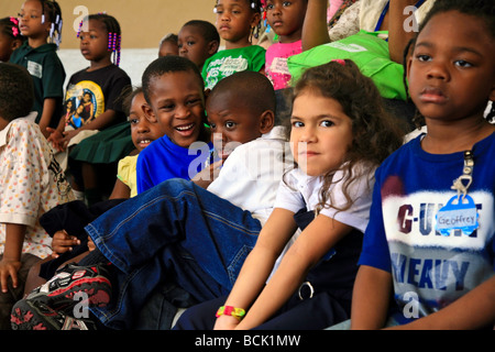 African American Kinder beobachten eine Show in Miami; Florida, USA Stockfoto