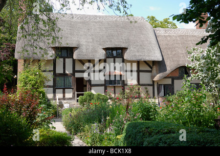 Blick auf Holzrahmen strohgedeckten Dach Gebäude bekannt als das Haus von Shakespeares Frau Stockfoto