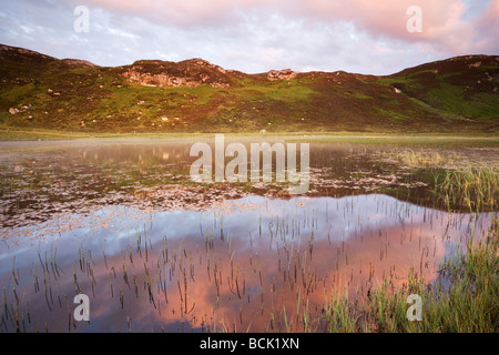 Am frühen Morgennebel steigt aus einem kleinen man in der Nähe von Tolstadh auf der Hebridean Insel von Lewis, Schottland Stockfoto