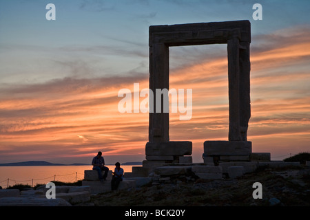 Ruinen des Tores, der Apollotempel Portara genannt auf der Insel Naxos Griechenland paar Silhouette bei Sonnenuntergang Stockfoto