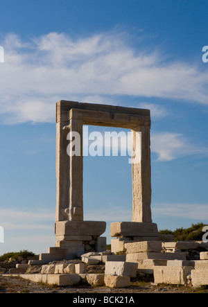 Ruinen des Tores, der Apollotempel Portara genannt auf der Insel Naxos Griechenland paar Silhouette bei Sonnenuntergang Stockfoto