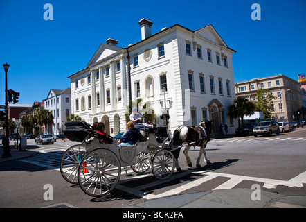 Pferdekutsche Kutsche mit Touristen auf Sightseeing Tour durch historische Charleston; South Carolina; USA; Amerika Stockfoto