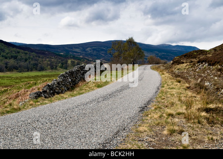 Eingleisig, kurvenreiche Straße zur Croick Kirche von Ardgay in Sutherland Schottland im Frühjahr genommen Stockfoto