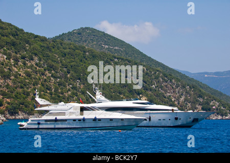 Luxus-Kreuzfahrtschiffe vor Anker Antisamos Strand in der Nähe von Sami auf der griechischen Insel Kefalonia Griechenland GR Stockfoto