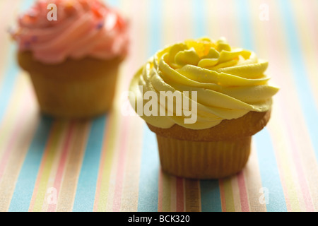 Close-up-Muffins mit Zuckerguss und Streusel Stockfoto