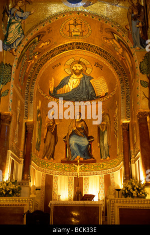 Byzantinischen Mosaiken in der Palantine Kapelle (Cappella Palentina) Norman Palace Palermo, Sizilien, Italien. Christus vor dem Altar. Stockfoto