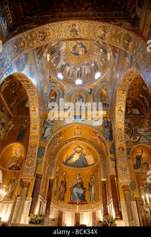 Byzantinischen Mosaiken in der Palantine Kapelle (Cappella Palentina) Norman Palace Palermo, Sizilien, Italien. Christus vor dem Altar. Stockfoto