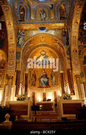 Byzantinischen Mosaiken in der Palantine Kapelle (Cappella Palentina) Norman Palace Palermo, Sizilien, Italien. Christus vor dem Altar. Stockfoto