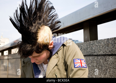 Ein Punk-Mädchen "Rae Ray Unruhen" mit einem großen Mohikaner, London Bridge, London, UK 15.3.2009 Stockfoto