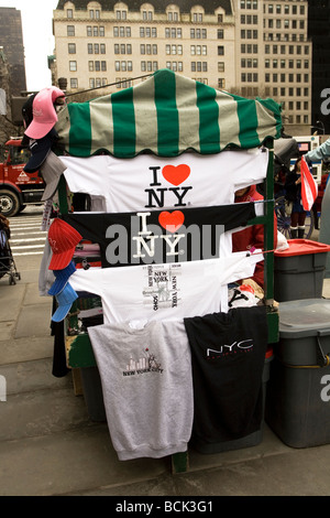 Ich liebe New York t-Shirts sind Verkaufsschlager auf den Straßen von New York City Stockfoto